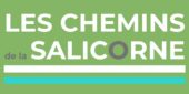 Logo les chemins de la salicorne écrit dans un rectangle vert en lettres blanches majuscules avec un O marron qui symbolise les chemins, souligné d'une bande blanche, le patrimoine, et une bande bleue pour le fleuve.