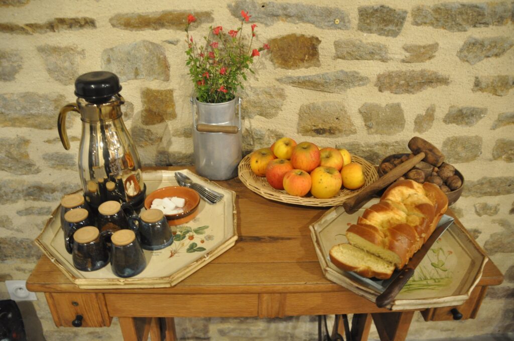 Pausé café réunion professionnelle : café, brioche, pommes