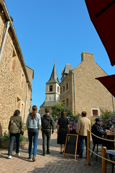 visite d'un groupe dans plouer sur rance