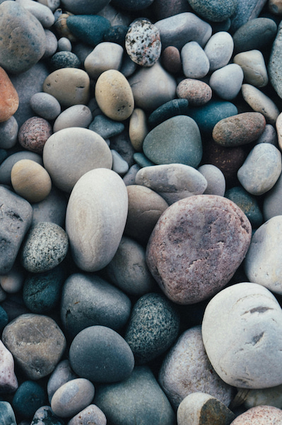 Galets de différentes couleurs qui symbolisent les différents points de réflexologie du pied